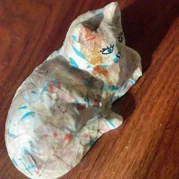 Vintage papier-mâché cat paperweight. - Picture 3 of 5